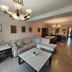 إيه فلاور إن شقة تيرانا
